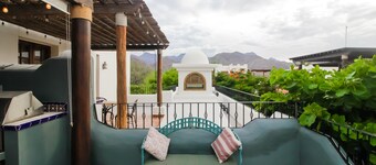 Adorable Dog-Friendly Home w/ a Rooftop Patio, Outdoor Kitchen, & Free WiFi