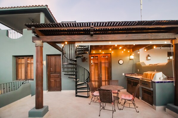 Outdoor dining - Adorable Dog-Friendly Home w/ a Rooftop Patio, Outdoor Kitchen, & Free WiFi (Loreto)