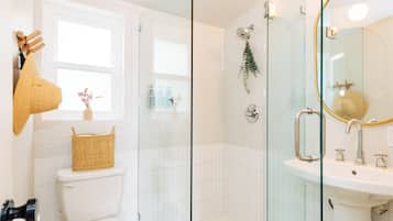 Deluxe-Dreibettzimmer, Küche | Badezimmer | Haartrockner, Handtücher