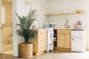 Neljän hengen deluxe-huone, keittiö | Yksityinen keittiö | Minijääkaappi, mikroaaltouuni, kahvin-/teenkeitin, leivänpaahdin