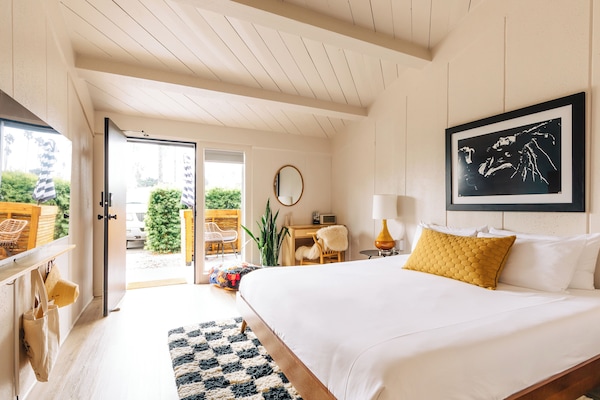 Kamar Deluks, 1 Tempat Tidur King, patio | Seprai premium, busa memori, dan isi minibar gratis