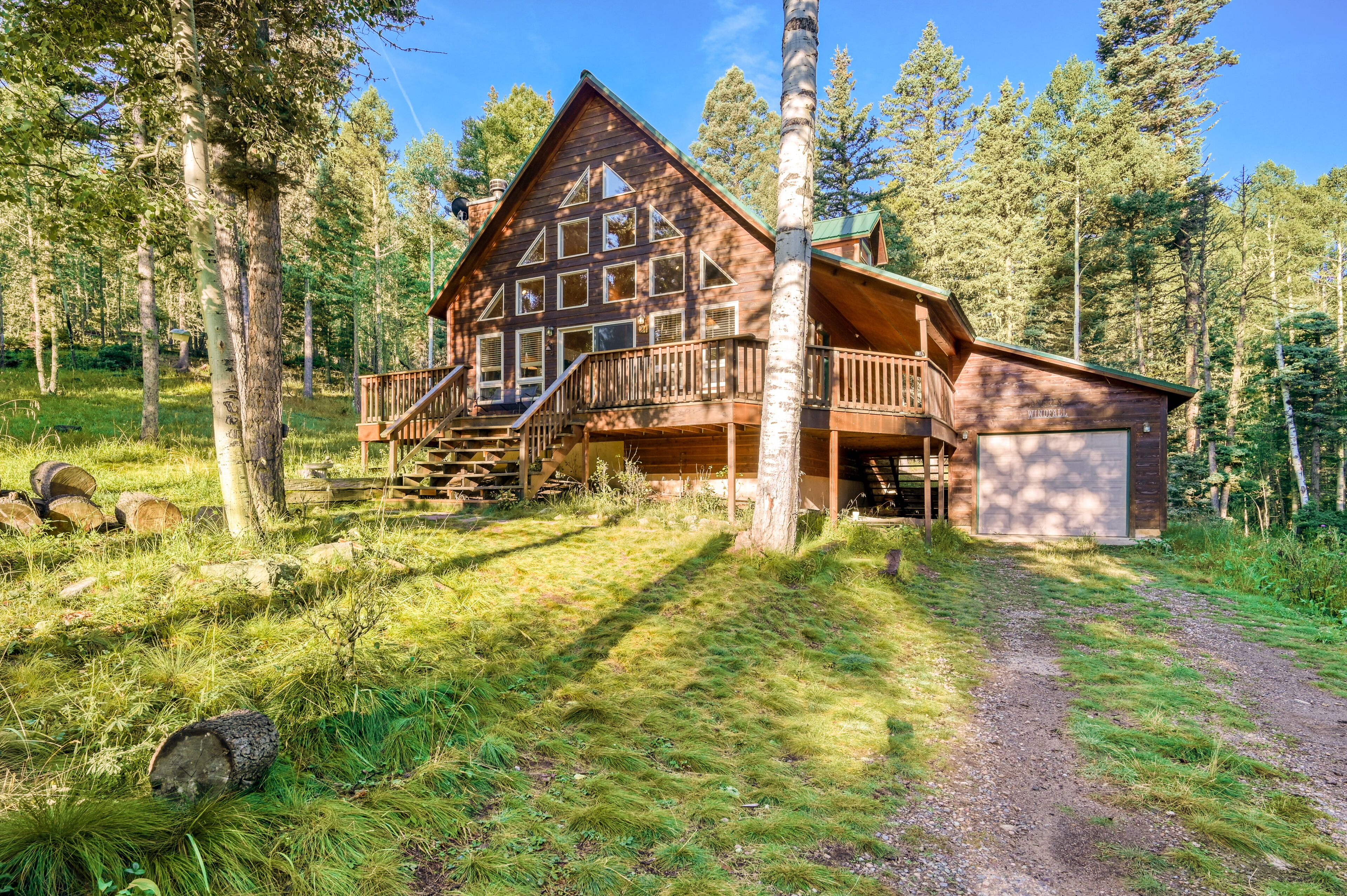 Secluded home with floor-to-ceiling windows, full deck & WiFi