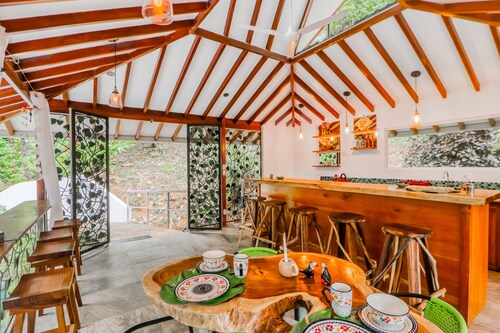 Dreamy Off Grid Jungle Escape W/ Shared Pool, Waterfalls & Hiking Trails