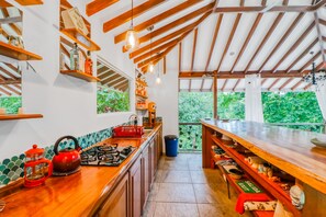 Een kookplaat, kookgerei, borden en bestek