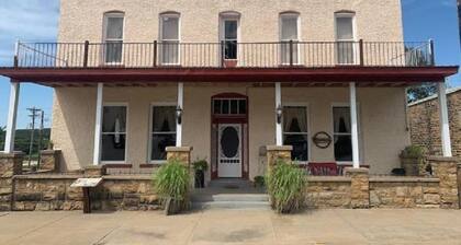 Historic Commercial Hotel(Est.1868) "Dam Room"