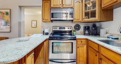 Stylish, ground-floor getaway between Saugatuck & Douglas, walk to it all!
