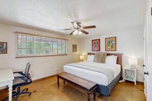 3 室のベッドルーム、アイロン / アイロン台、インターネットアクセス (無料)、ベッドシーツ