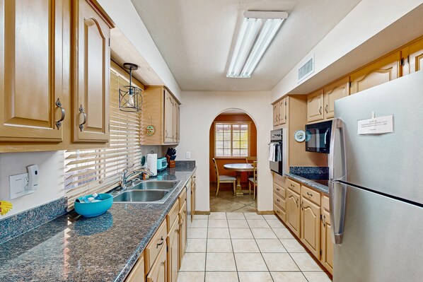 冷蔵庫、電子レンジ、オーブン、コンロ