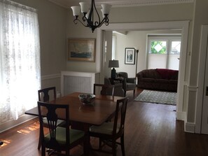 Dining - Downtown furnished apartment - walking distance to restaurants (Annapolis)