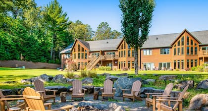 3-story townhome with dock access on Duck Lake, fireplaces, WiFi