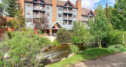 Lovely studio with full kitchen, private balcony, pool/hot tub, & fast WiFi