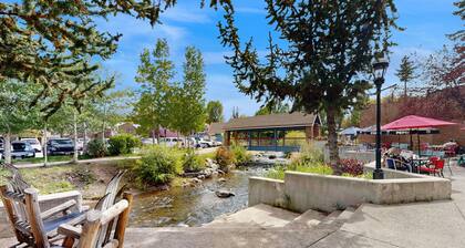 Lovely studio with full kitchen, private balcony, pool/hot tub, & fast WiFi