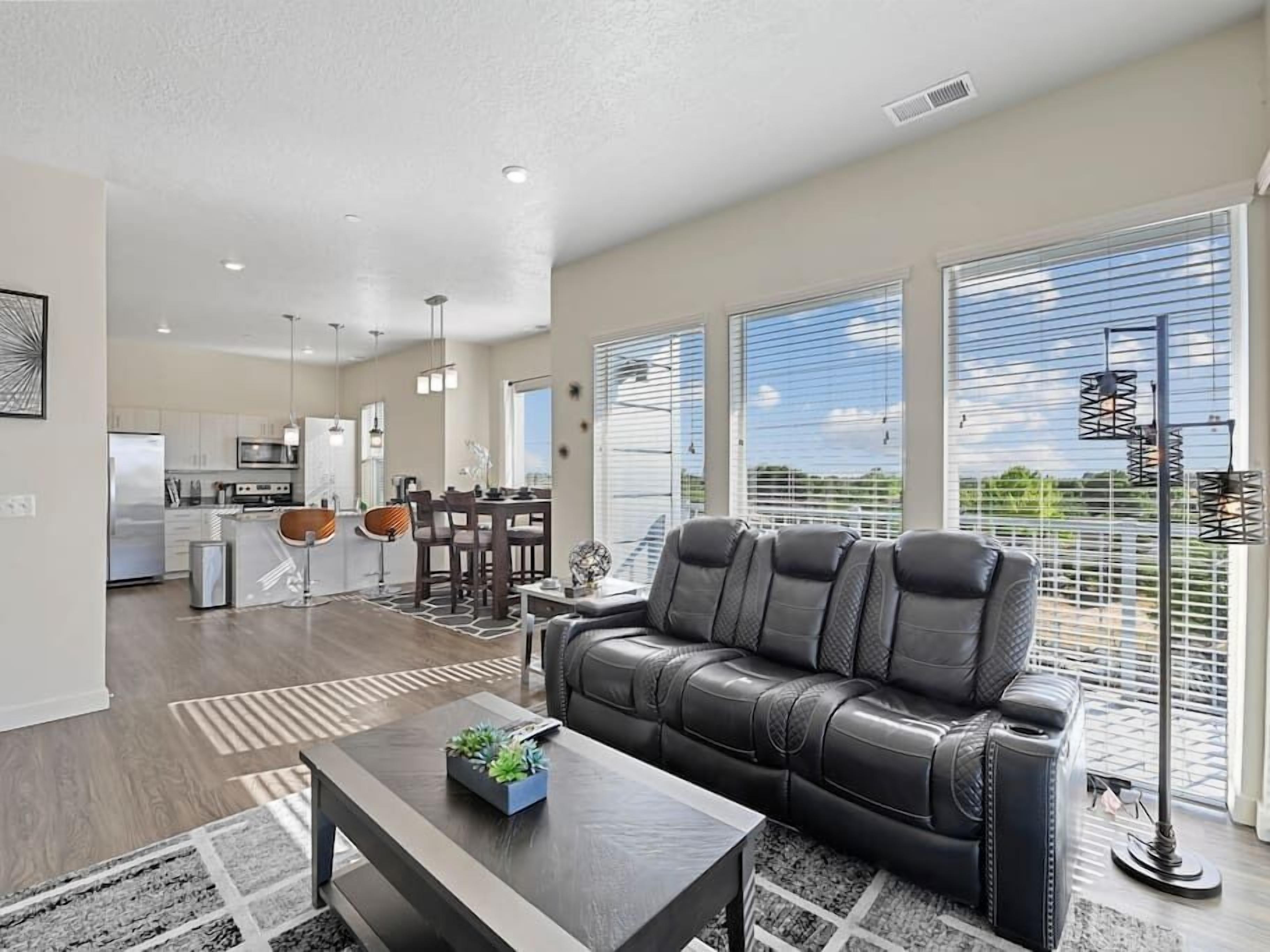Low Leaning Fee Cozy Corner Suite