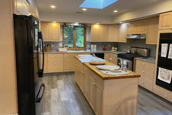 Lavavajillas, cafetera/tetera, mesa de comedor