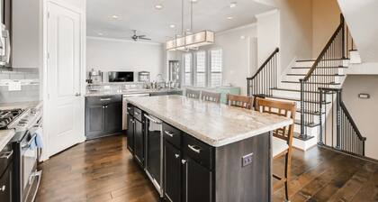 Luxurious Townhome in the Museum/Medical District + Backyard!