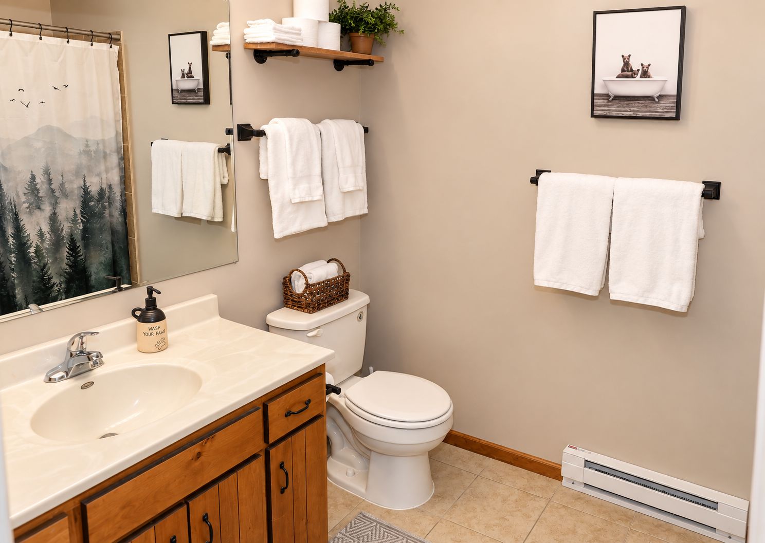 Une salle de bain équipée d’un lavabo, de toilettes et de porte-serviettes.