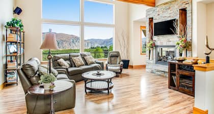 Stunning dog-friendly home with lovely patio/balcony & sunroom