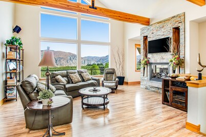 Stunning dog-friendly home with lovely patio/balcony & sunroom