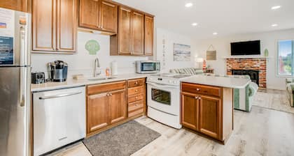 Oceanfront dog-friendly home with sunny deck, ocean view & washer/dryer