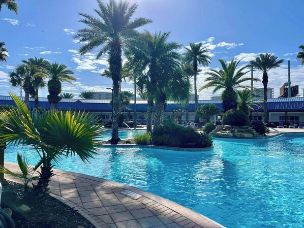 Alberca al aire libre y alberca climatizada