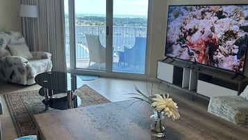 Smart TV, video games