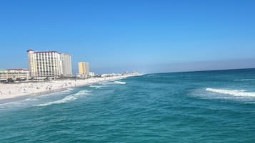 Plage, chaises longues, serviettes de plage