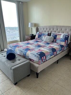 2 habitaciones, tabla de planchar con plancha y cuna de viaje 