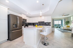 Frigorifero, microonde, forno, piano cottura