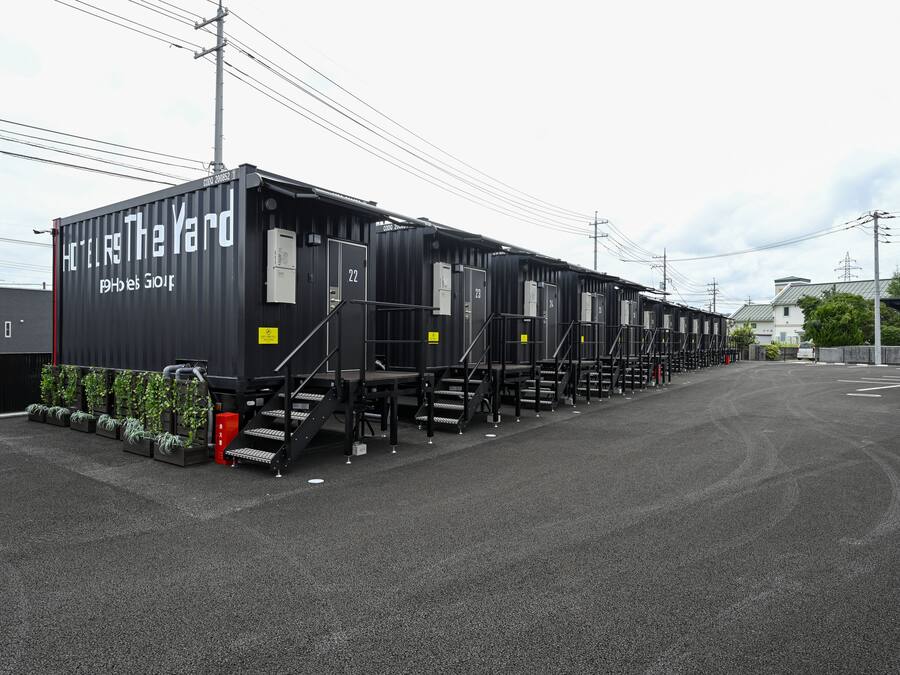 Filera d'unitats modulars d'hotel negres amb la inscripció