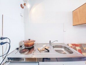 Kühlschrank, Mikrowelle, Ofen, Hochstuhl