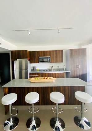 Refrigerador, microondas, parrilla de estufa y cafetera y tetera 