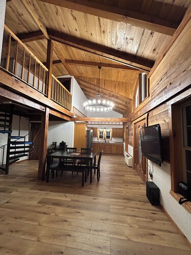 Cozy Lakefront Cabin / Quiet Cove / Dock, Kayaks & Sunsets