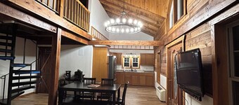 Cozy Lakefront Cabin / Quiet Cove / Dock, Kayaks & Sunsets