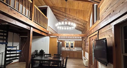 Cozy Lakefront Cabin / Quiet Cove / Dock, Kayaks & Sunsets