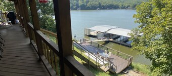 Cozy Lake-front Log Cabin in a large quiet cove w/ Kayaks