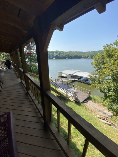 Cozy Lake-front Log Cabin in a large quiet cove w/ Kayaks