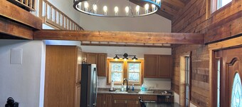 Cozy Lake-front Log Cabin in a large quiet cove w/ Kayaks