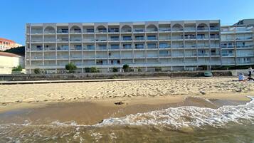Plage, chaises longues