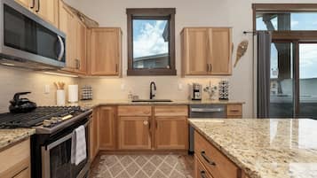 ثلاجة، ميكروويف، فرن، موقد طهي مسطح