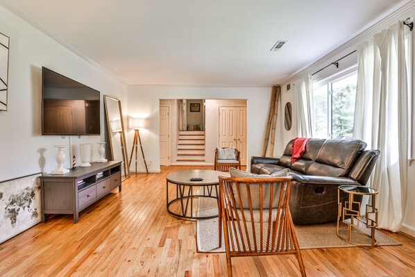 Smart TV, offices - Buckhead Oasis (Atlanta)