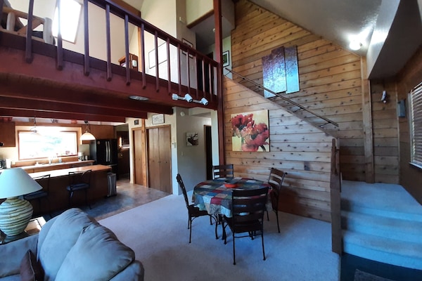 TV connectée, cheminée, lecteur de DVD, livres