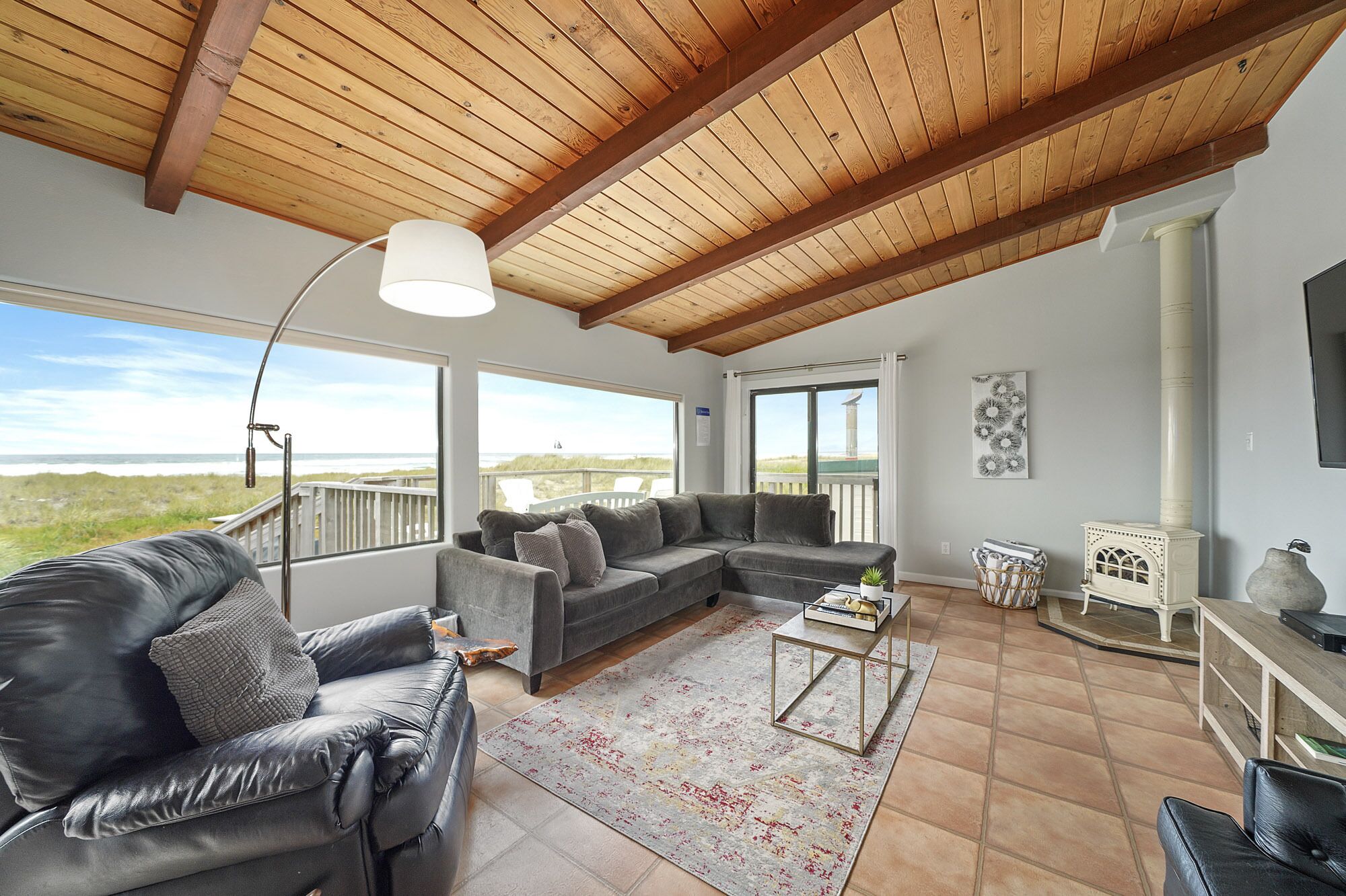 Oceanfront and family friendly home with a hot tub on Nedonna Beach
