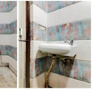 Shower, rainfall showerhead, free toiletries, bathrobes