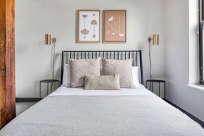 1 bedroom, iron/ironing board, WiFi, bed sheets - Charming Dorchester/Milton 1BR next to Milton T stop, by Blueground (Boston)