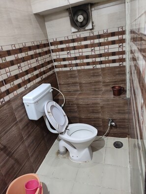Shower, rainfall showerhead, free toiletries, bathrobes