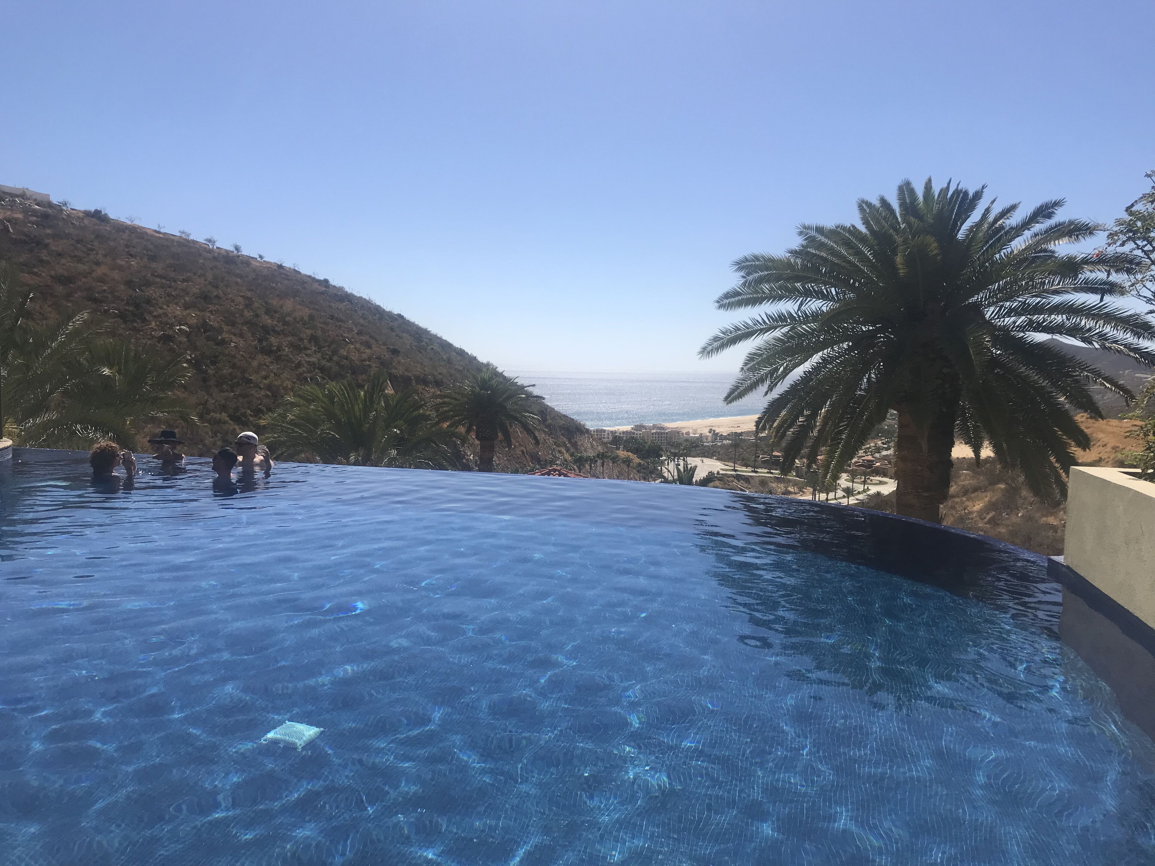 Piscine extérieure, piscine à débordement