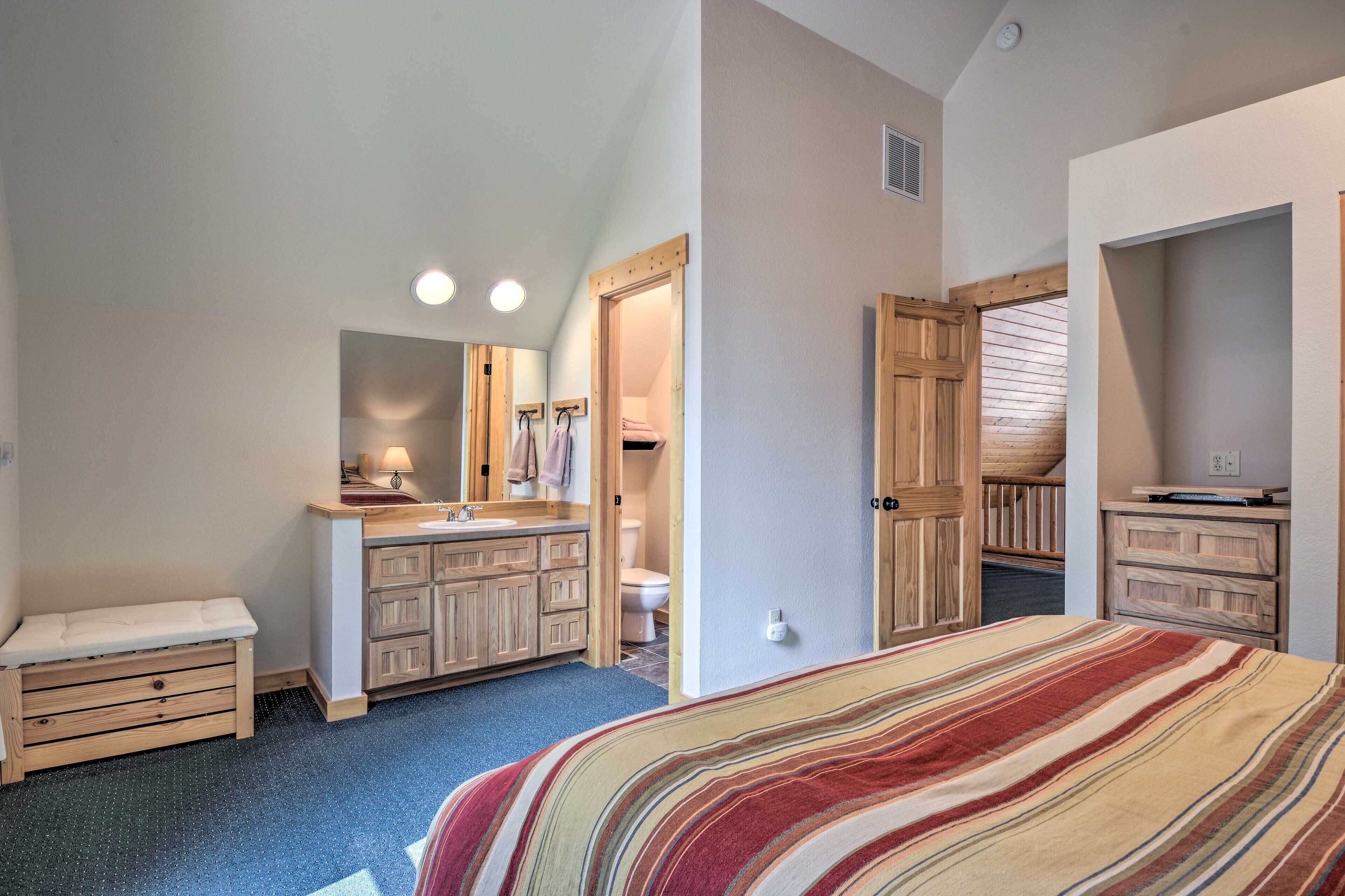 3 bedrooms, desk, internet, bed sheets