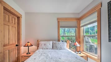 3 bedrooms, desk, Internet, bed sheets