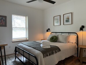 3 habitaciones, escritorio, tabla de planchar con plancha y wifi