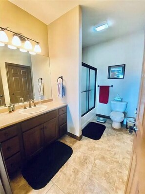 Bañera con ducha, bañera de hidromasaje, secador de pelo, toallas